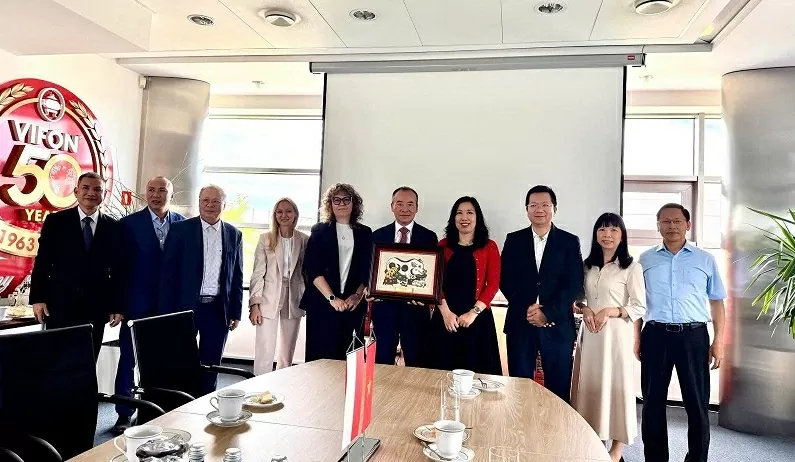 Thứ trưởng Bộ Ngoại giao Lê Thị Thu Hằng thăm cộng đồng người Việt tại Ba Lan Thứ trưởng Bộ Ngoại giao Lê Thị Thu Hằng thăm cộng đồng người Việt tại Ba Lan