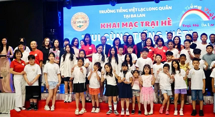 Thứ trưởng Bộ Ngoại giao Lê Thị Thu Hằng thăm cộng đồng người Việt tại Ba Lan Thứ trưởng Bộ Ngoại giao Lê Thị Thu Hằng thăm cộng đồng người Việt tại Ba Lan