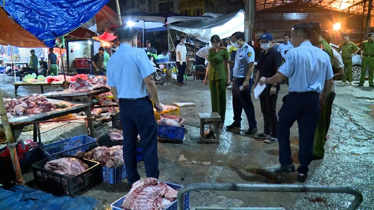 Lực lượng chức năng kiểm tra kiot bán thịt lợn tại chợ Phùng Khoang. Ảnh: Công an TP. Hà Nội.