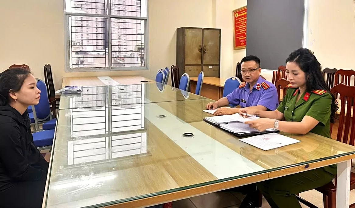 Đối tượng Nguyễn Thị Thư - chủ lò mổ - làm việc với cơ quan điều tra. (Nguồn: Công an thành phố Hà Nội)