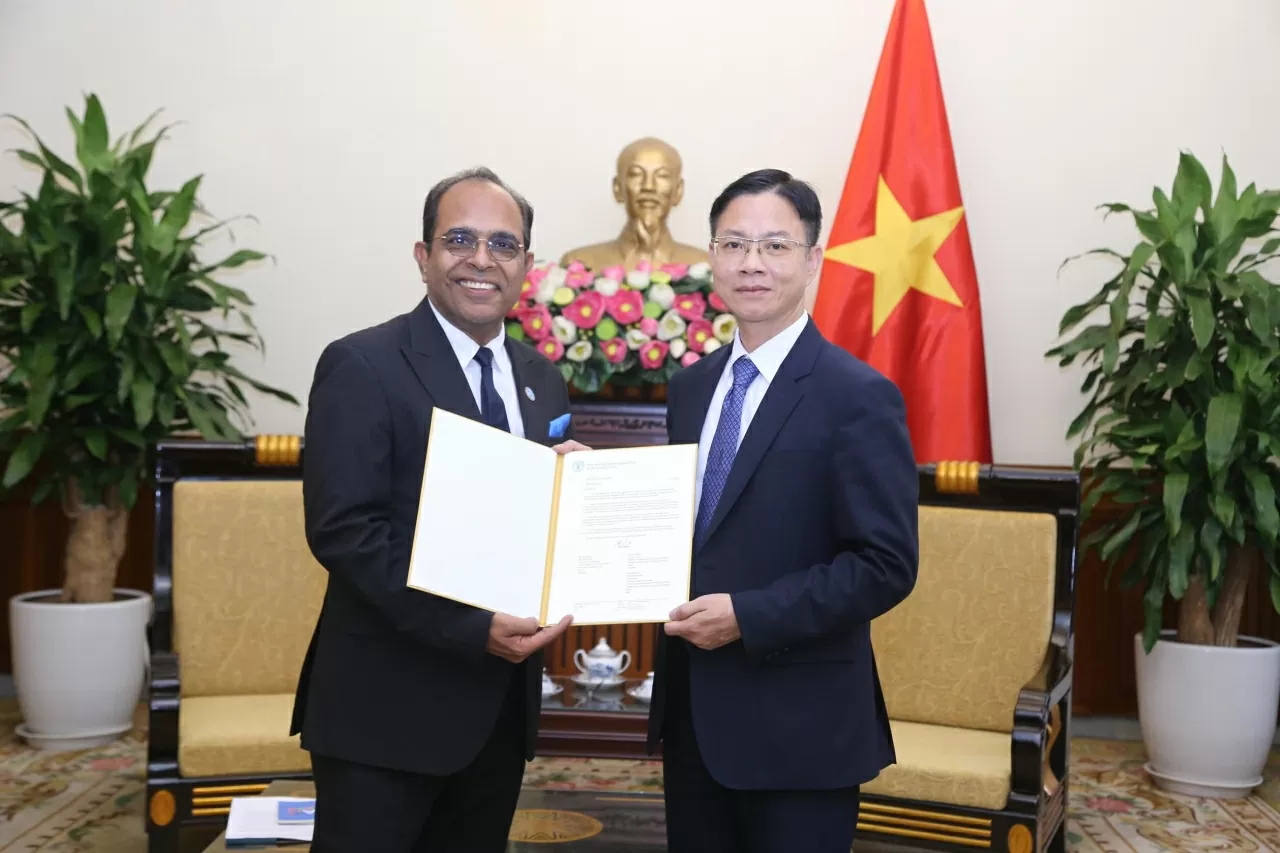 Ông Vinod Kumar Ahujah, Trưởng đại diện mới của Tổ chức Nông nghiệp và Lương thực Liên hợp quốc (FAO) trình Ủy nhiệm thư với Thứ trưởng Ngô Lê Văn. (Ảnh: Thành Long) Ông Vinod Kumar Ahujah, Trưởng đại diện mới của Tổ chức Nông nghiệp và Lương thực Liên hợp quốc (FAO) trình Ủy nhiệm thư với Thứ trưởng Ngô Lê Văn. (Ảnh: Thành Long)