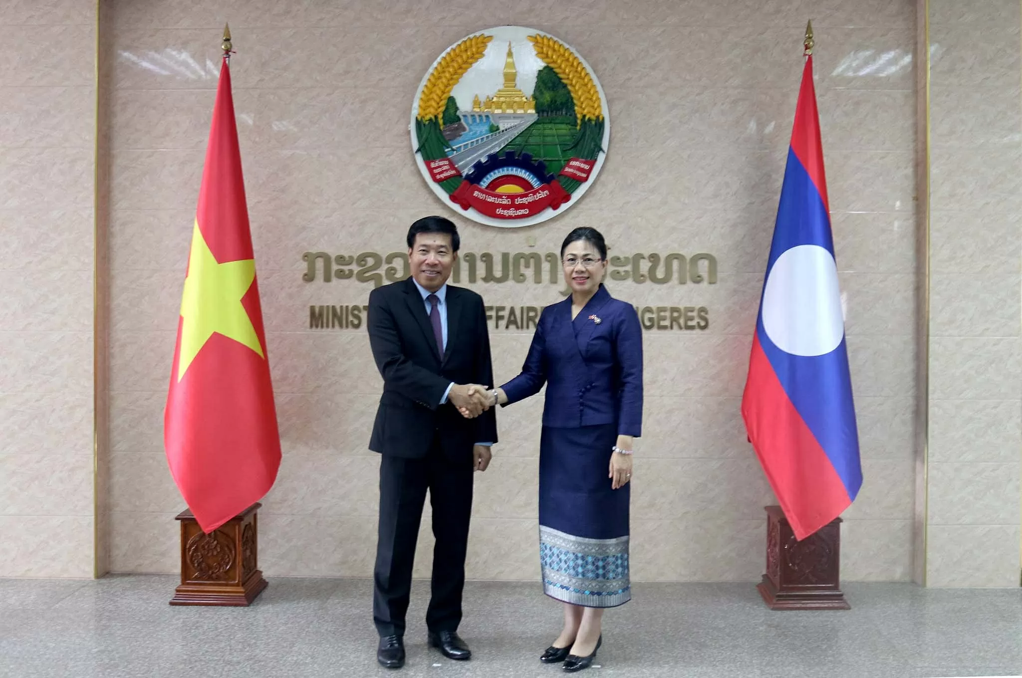 Thứ trưởng Ngoại giao Nguyễn Mạnh Cường và Thứ trưởng Ngoại giao Lào Phongsamouth Anlavan. (Nguồn: Báo Nhân dân) Thứ trưởng Ngoại giao Nguyễn Mạnh Cường và Thứ trưởng Ngoại giao Lào Phongsamouth Anlavan. (Nguồn: Báo Nhân dân)