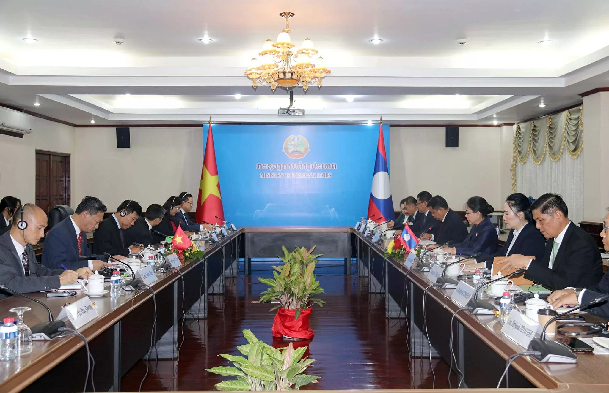 Thứ trưởng Ngoại giao Nguyễn Mạnh Cường cùng Thứ trưởng Ngoại giao Lào Phongsamouth Anlavan ồng chủ trì tham khảo chính trị giữa hai Bộ Ngoại giao Việt Nam-Lào lần thứ 10. (Nguồn: Báo Nhân dân) Thứ trưởng Ngoại giao Nguyễn Mạnh Cường cùng Thứ trưởng Ngoại giao Lào Phongsamouth Anlavan ồng chủ trì tham khảo chính trị giữa hai Bộ Ngoại giao Việt Nam-Lào lần thứ 10. (Nguồn: Báo Nhân dân)