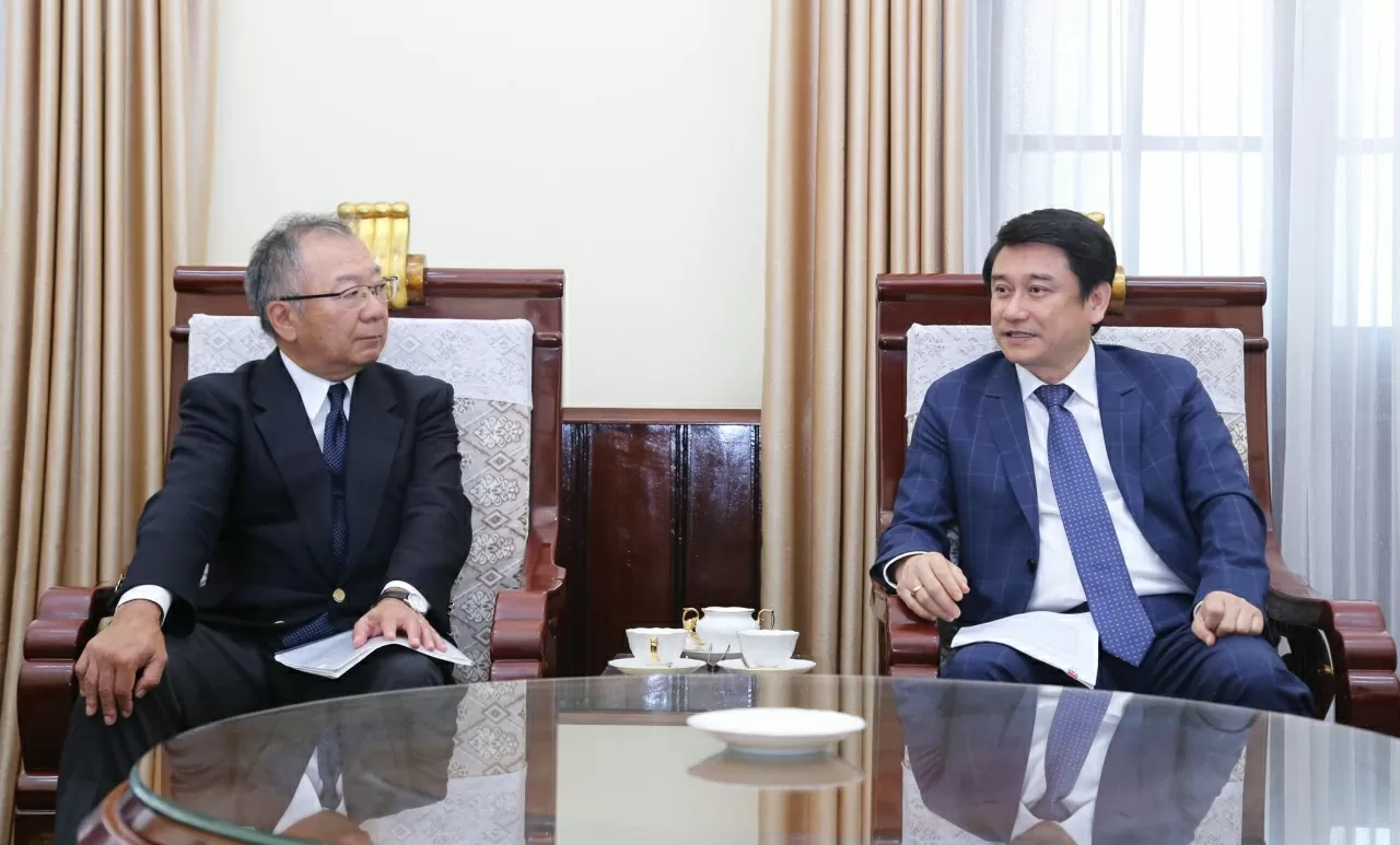 Thứ trưởng Lê Anh Tuấn và Lãnh sự danh dự Nakata đồng lòng trong việc mở đường bay trực tiếp từ Hokkaido sang Việt Nam. (Ảnh: Thành Long)