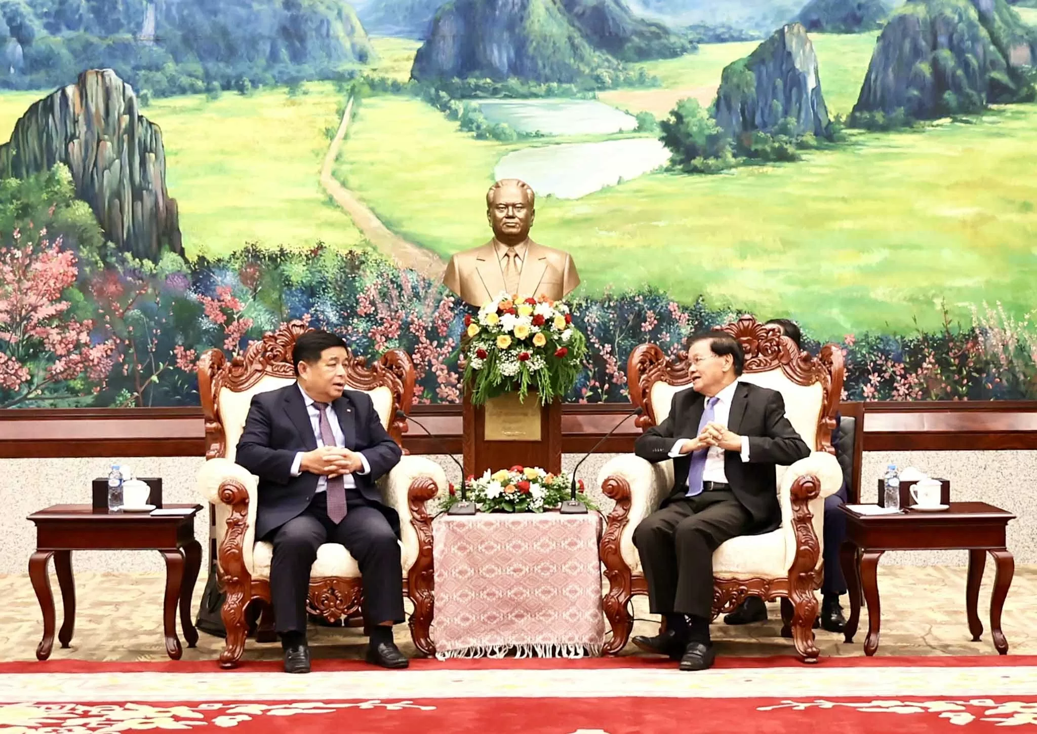 Việt Nam-Lào tập trung đẩy mạnh kết nối hai nền kinh tế, triển khai các dự án hợp tác chiến lược