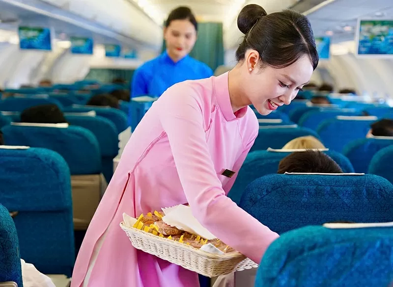 Vietnam Airlines đón hành khách thứ 350 triệu sau 30 năm thành lập Vietnam Airlines đón hành khách thứ 350 triệu sau 30 năm thành lập