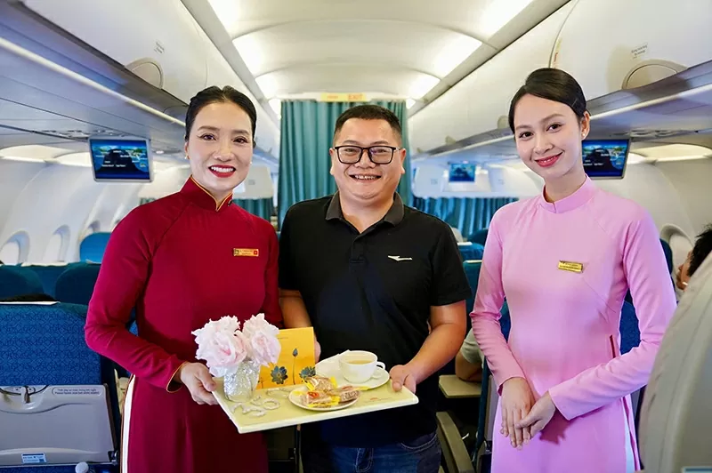 Vietnam Airlines đón hành khách thứ 350 triệu sau 30 năm thành lập Vietnam Airlines đón hành khách thứ 350 triệu sau 30 năm thành lập