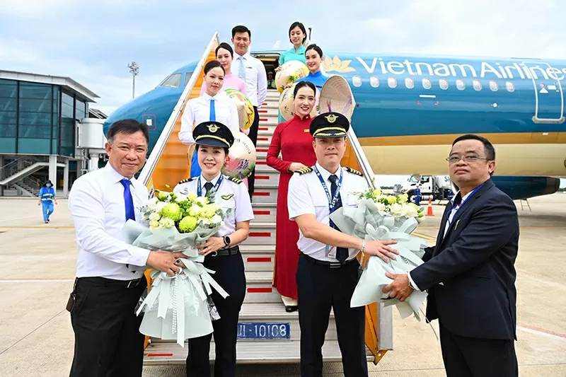 Vietnam Airlines đón hành khách thứ 350 triệu sau 30 năm thành lập Vietnam Airlines đón hành khách thứ 350 triệu sau 30 năm thành lập