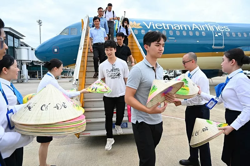 Vietnam Airlines đón hành khách thứ 350 triệu sau 30 năm thành lập Vietnam Airlines đón hành khách thứ 350 triệu sau 30 năm thành lập