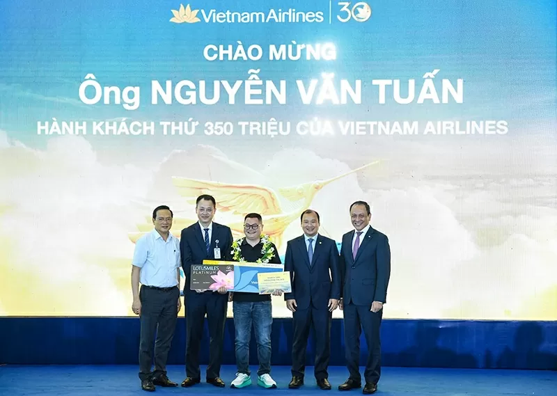 Vietnam Airlines đón hành khách thứ 350 triệu sau 30 năm thành lập Vietnam Airlines đón hành khách thứ 350 triệu sau 30 năm thành lập