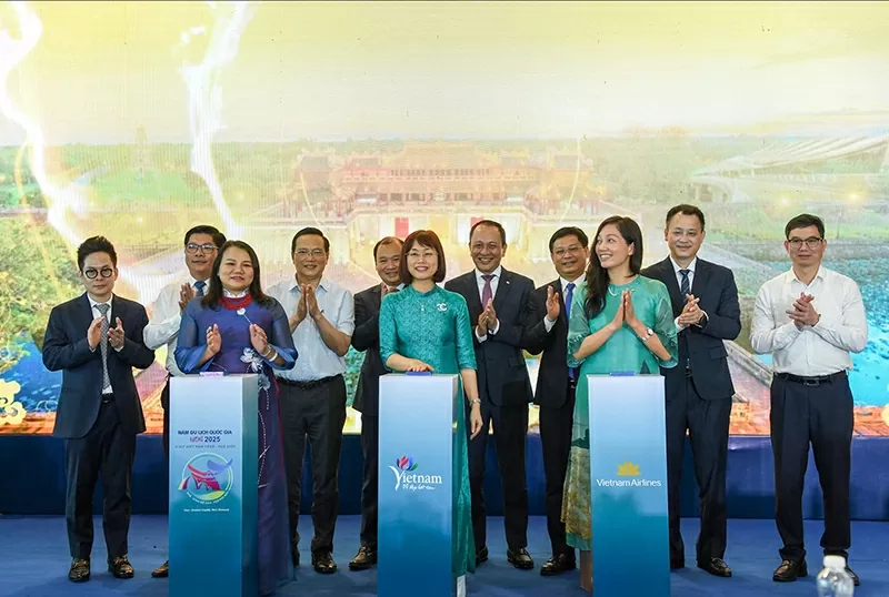 Vietnam Airlines đón hành khách thứ 350 triệu sau 30 năm thành lập