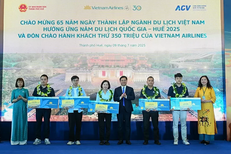 Vietnam Airlines đón hành khách thứ 350 triệu sau 30 năm thành lập Vietnam Airlines đón hành khách thứ 350 triệu sau 30 năm thành lập