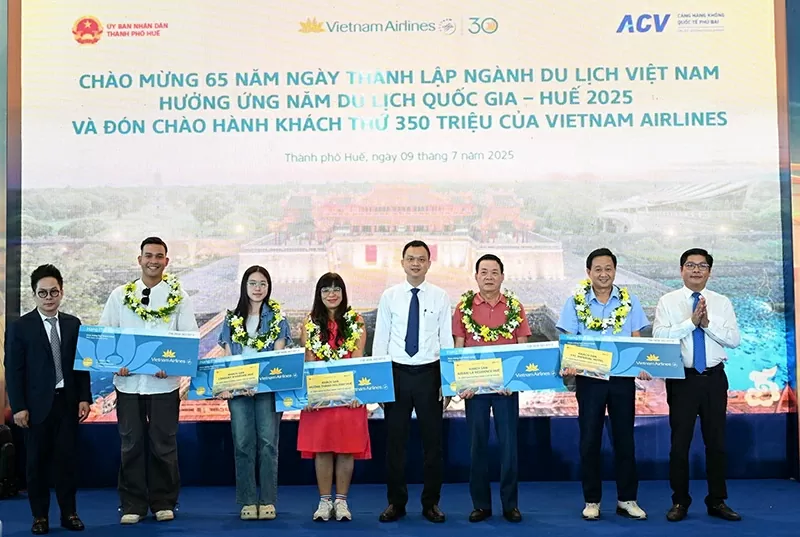 12. Mười hành khách may mắn thứ 349.999.995 đến 350.000.005 nhận vé khứ hồi nội địa hạng Phổ thông