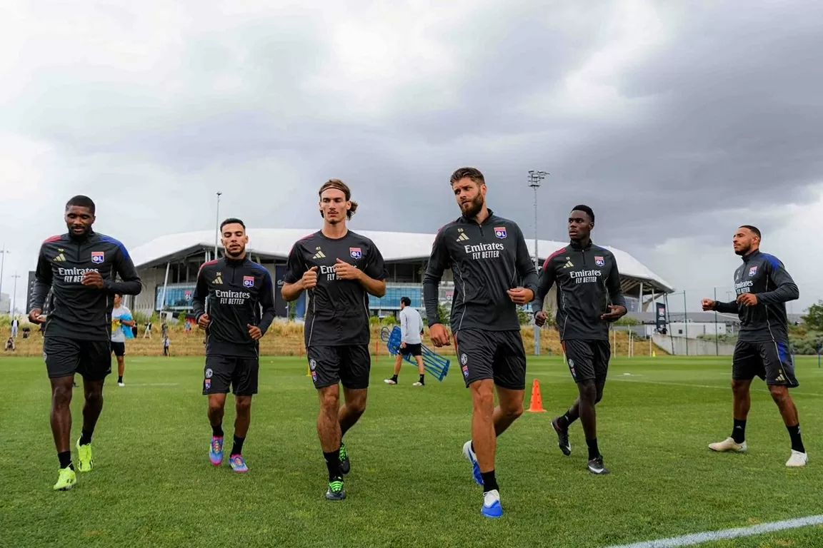 Lyon ở lại Ligue 1, đẩy Crystal Palace ra khỏi Europa League