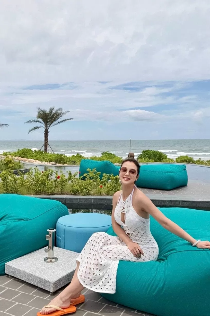 Trong loạt ảnh hé lộ riêng, Hoa hậu Jennifer Phạm mix váy lưới cùng bikini màu đồng điệu.