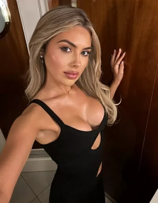 Cận cảnh nhan sắc bạn gái cũ Liam Delap