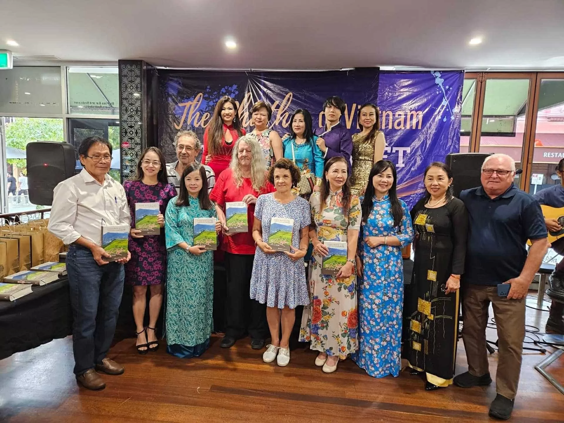 Bắc nhịp cầu văn học Việt Nam ra thế giới Bắc nhịp cầu văn học Việt Nam ra thế giới