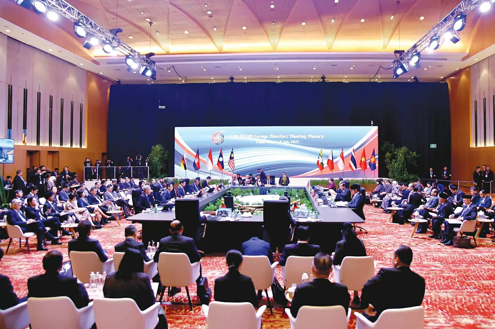 Phó Thủ tướng, Bộ trưởng Ngoại giao Bùi Thanh Sơn dự Phiên toàn thể Hội nghị Bộ trưởng Ngoại giao ASEAN lần thứ 58, ngày 9/7. (Ảnh: Quang Hòa)