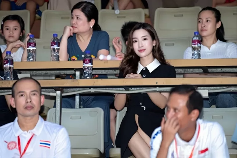 Hoa hậu Đỗ Mỹ Linh được chú ý khi xuất hiện tại lễ khai mạc giải bóng đá Công an, cảnh sát các nước ASEAN mở rộng 2025 tại sân vận động Hàng Đẫy cùng mẹ chồng để cổ vũ ông xã Đỗ Vinh Quang và anh chồng - doanh nhân Đỗ Quang Vinh - với tư cách đại diện nhà tài trợ của giải đấu.