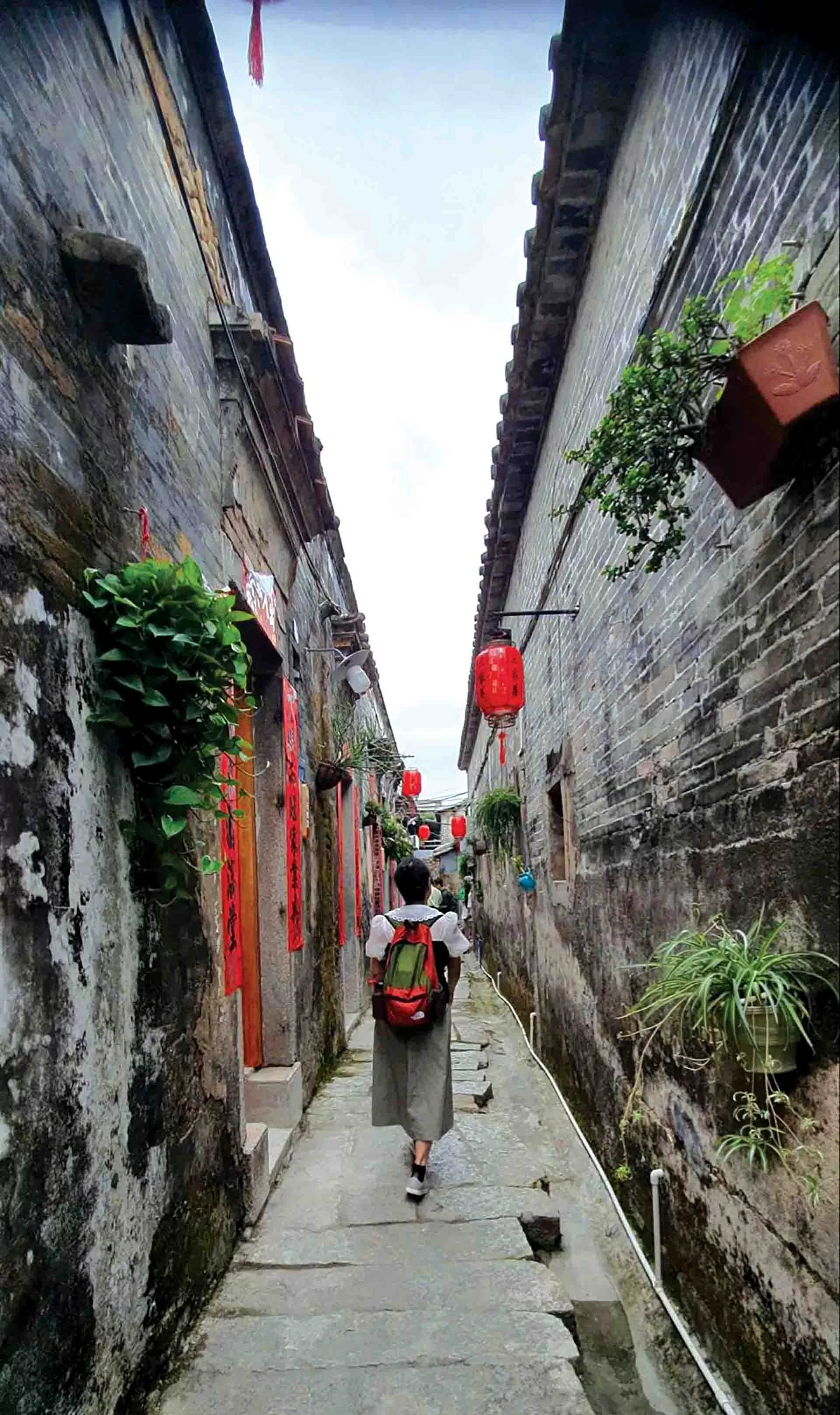 Đi bộ trong Làng Nhà văn Đông Quản. (Ảnh TGCC)