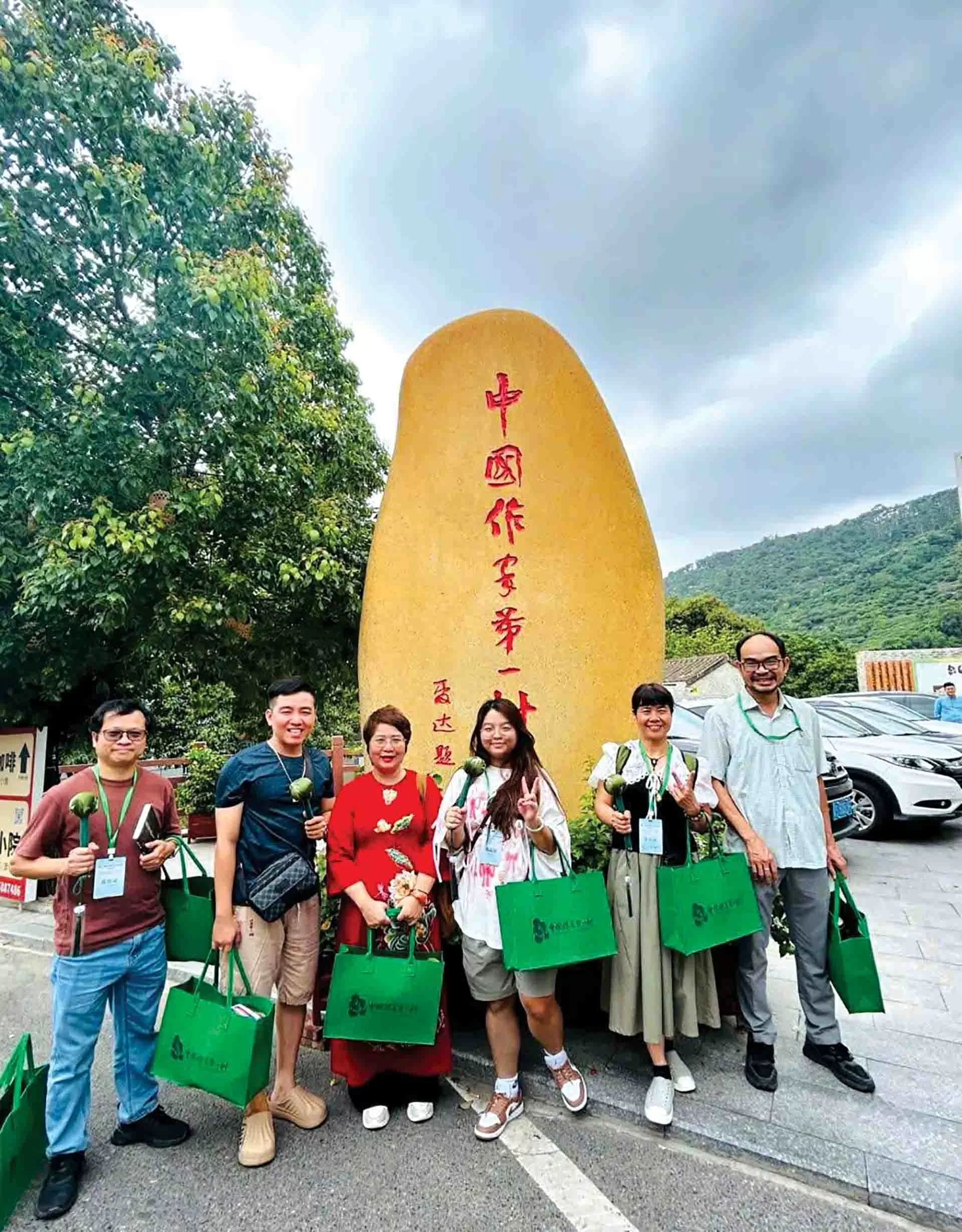 Các tác giả Việt Nam trước cổng vào làng Nhà văn Đông Quản. (Ảnh TGCC) Các tác giả Việt Nam trước cổng vào làng Nhà văn Đông Quản. (Ảnh TGCC)