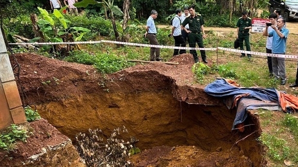 Phú Thọ: Kiểm tra, thăm hỏi, động viên hộ gia đình có hố sụt lún tiềm ẩn nhiều nguy hiểm phần móng ngôi nhà kiên cố