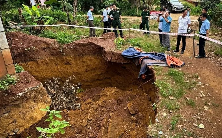Phú Thọ: Nhà người dân sụt lở nghiêm trọng