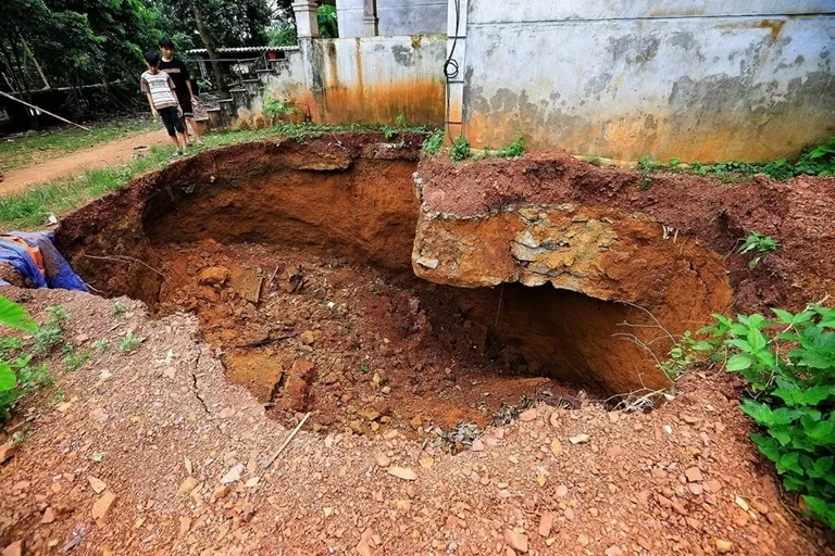 Phú Thọ: Nhà người dân sụt lở nghiêm trọng