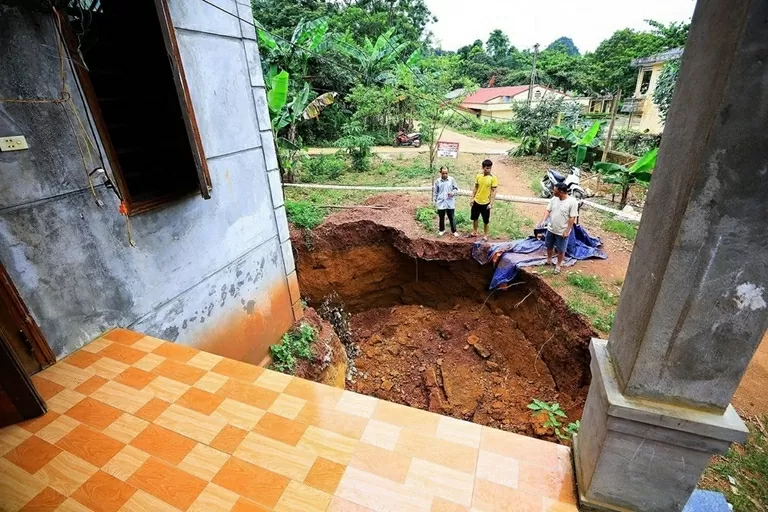 Phú Thọ: Nhà người dân sụt lở nghiêm trọng