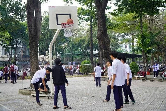 TP. Hồ Chí Minh dự kiến cấm học sinh dùng điện thoại trong trường học