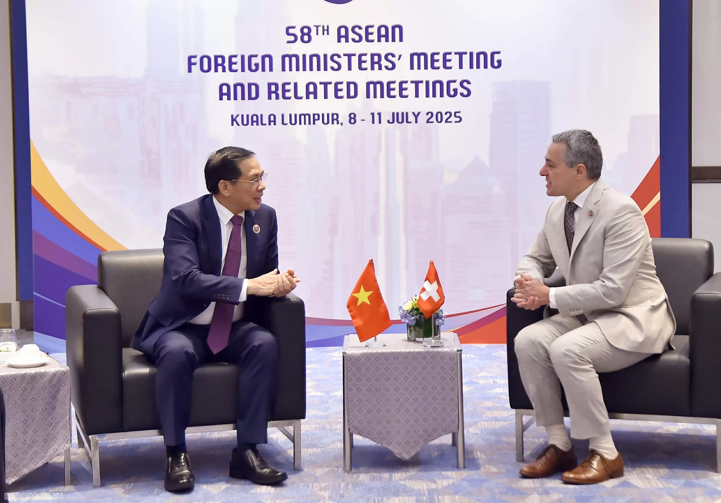 Phó Thủ tướng, Bộ trưởng Ngoại giao Bùi Thanh Sơn tiếp xúc song phương tại Hội nghị Bộ trưởng Ngoại giao ASEAN lần thứ 58 Phó Thủ tướng, Bộ trưởng Bùi Thanh Sơn tiếp xúc song phương trong khuôn khổ AMM-58