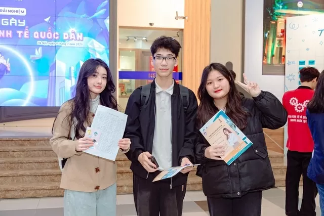 Hơn 300 thí sinh đầu tiên trúng tuyển Đại học Kinh tế Quốc dân Hơn 300 thí sinh đầu tiên trúng tuyển Đại học Kinh tế Quốc dân