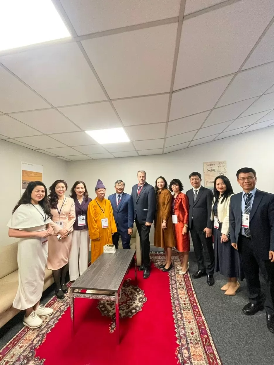 Thứ trưởng Thường trực, Chủ tịch Ủy ban Quốc gia UNESCO Việt Nam Nguyễn Minh Vũ trao đổi với Ông Ernesto Ottone Ramirez, Trợ lý Tổng Giám đốc UNESCO về văn hoá Ernesto Ottone Ramirez.