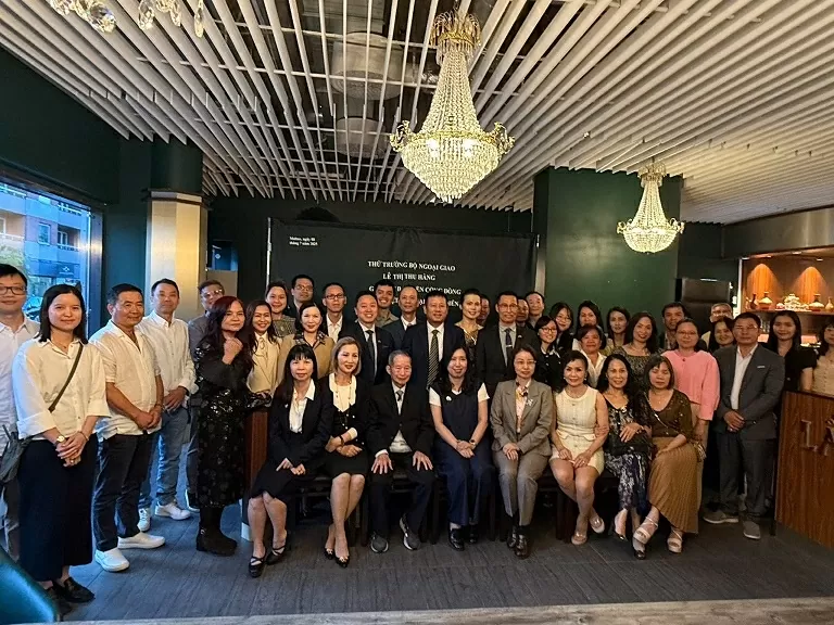 Thứ trưởng Bộ Ngoại giao Lê Thị Thu Hằng gặp gỡ, tri ân các thế hệ kiều bào tại Đan Mạch và Thụy Điển Thứ trưởng Bộ Ngoại giao Lê Thị Thu Hằng gặp gỡ, tri ân các thế hệ kiều bào tại Đan Mạch và Thụy Điển