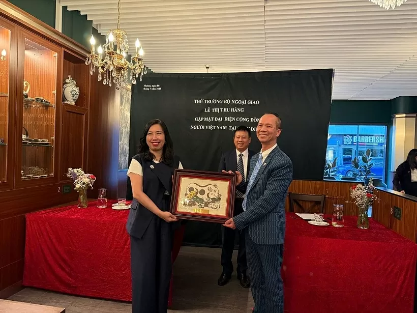 Thứ trưởng Bộ Ngoại giao Lê Thị Thu Hằng gặp gỡ, tri ân các thế hệ kiều bào tại Đan Mạch và Thụy Điển