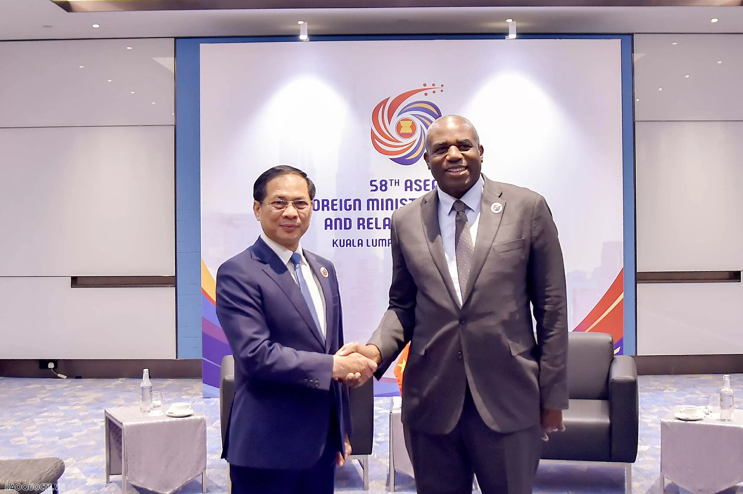 Phó Thủ tướng, Bộ trưởng Ngoại giao Bùi Thanh Sơn gặp Ngoại trưởng Vương quốc Anh bên lề AMM-58 Phó Thủ tướng, Bộ trưởng Ngoại giao Bùi Thanh Sơn gặp Ngoại trưởng Vương quốc Anh bên lề AMM-58