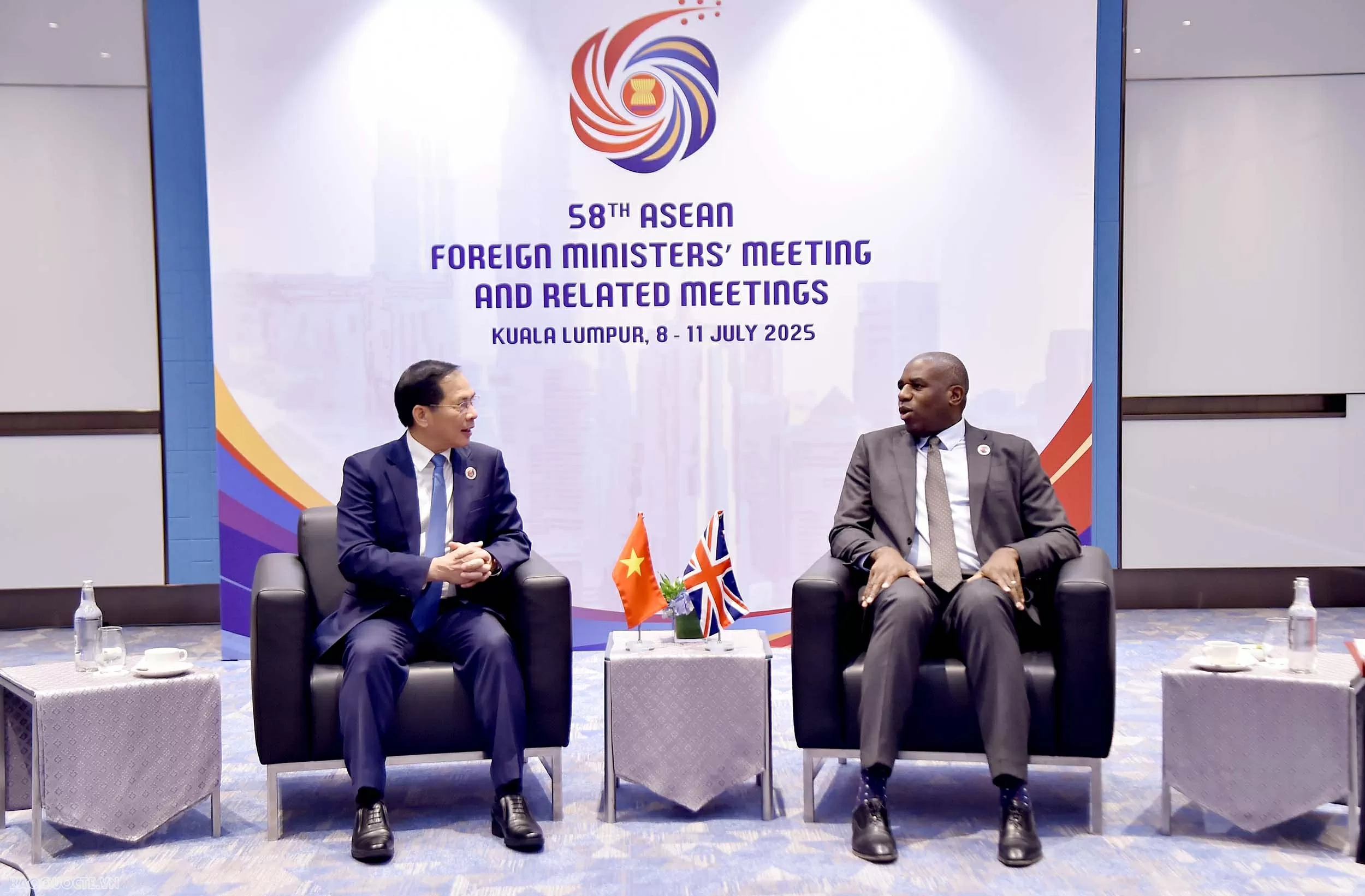 Phó Thủ tướng, Bộ trưởng Ngoại giao Bùi Thanh Sơn gặp Ngoại trưởng Vương quốc Anh bên lề AMM-58 Phó Thủ tướng, Bộ trưởng Ngoại giao Bùi Thanh Sơn gặp Ngoại trưởng Vương quốc Anh bên lề AMM-58