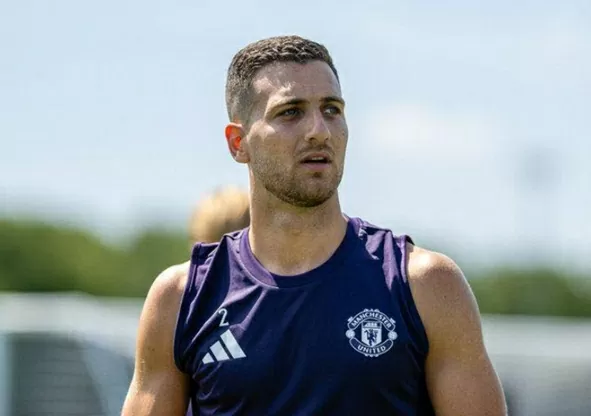 Hậu vệ Man Utd kế thừa số áo của huyền thoại