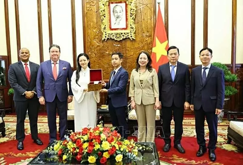 Phó Chủ tịch nước Võ Thị Ánh Xuân tiếp nhận món quà là những hạt hoa sen đã được mang lên vũ trụ từ bà Amanda Nguyễn. (Nguồn: TTXVN)