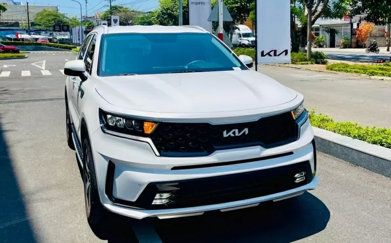 Giá xe Kia Sorento bản Luxury đang được chào bán ở mức chỉ 879 triệu đồng, thấp hơn tới 75 triệu so với giá niêm yết 954 triệu đồng.