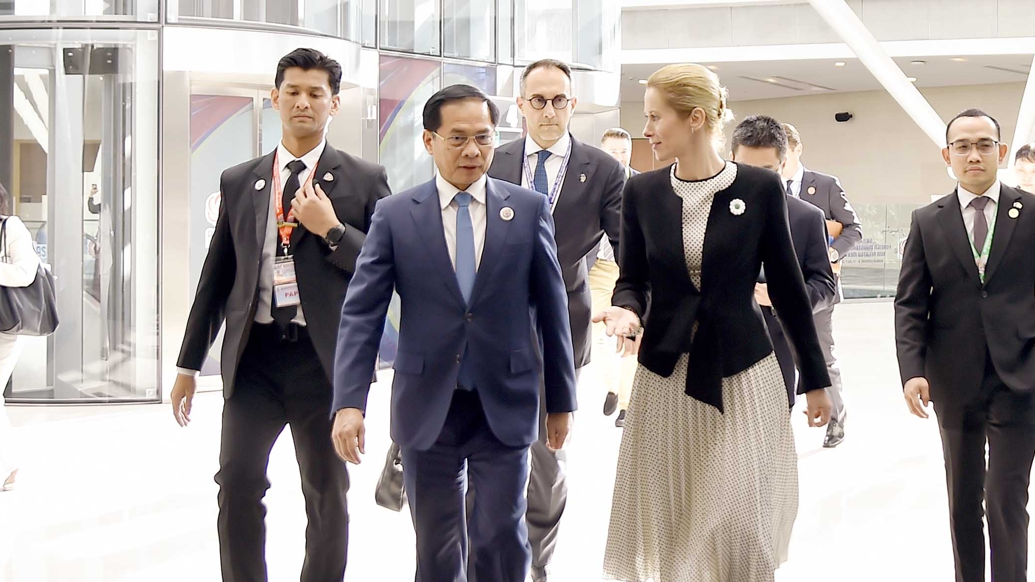 Phó Thủ tướng, Bộ trưởng Ngoại giao Bùi Thanh Sơn gặp Phó Chủ tịch Ủy ban châu Âu bên lề Hội nghị AMM-58