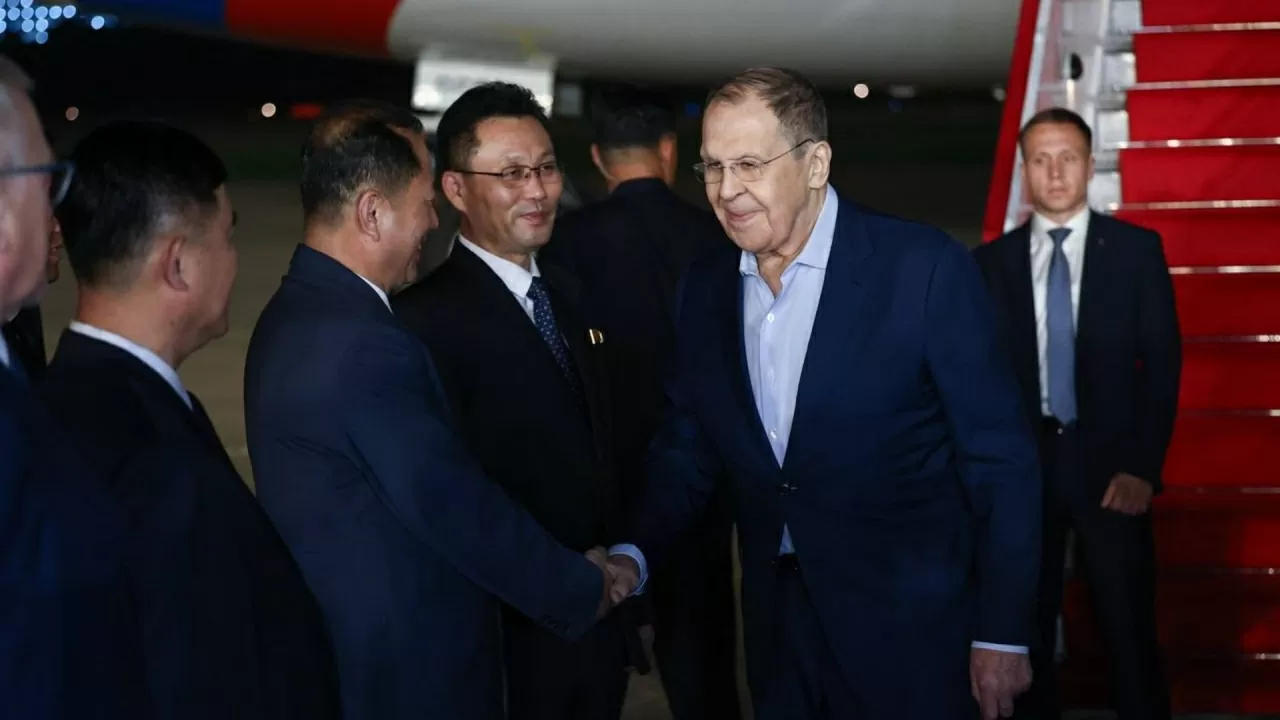 Các quan chức Triều Tiên đón Ngoại trưởng Nga Sergei Lavrov, bao gồm Thứ trưởng Ngoại giao CHDCND Triều Tiên Kim Jong Gyu (đeo kính) tại Wonsan vào ngày 11 tháng 7 năm 2025 (Nguồn: Bộ Ngoại giao Nga)