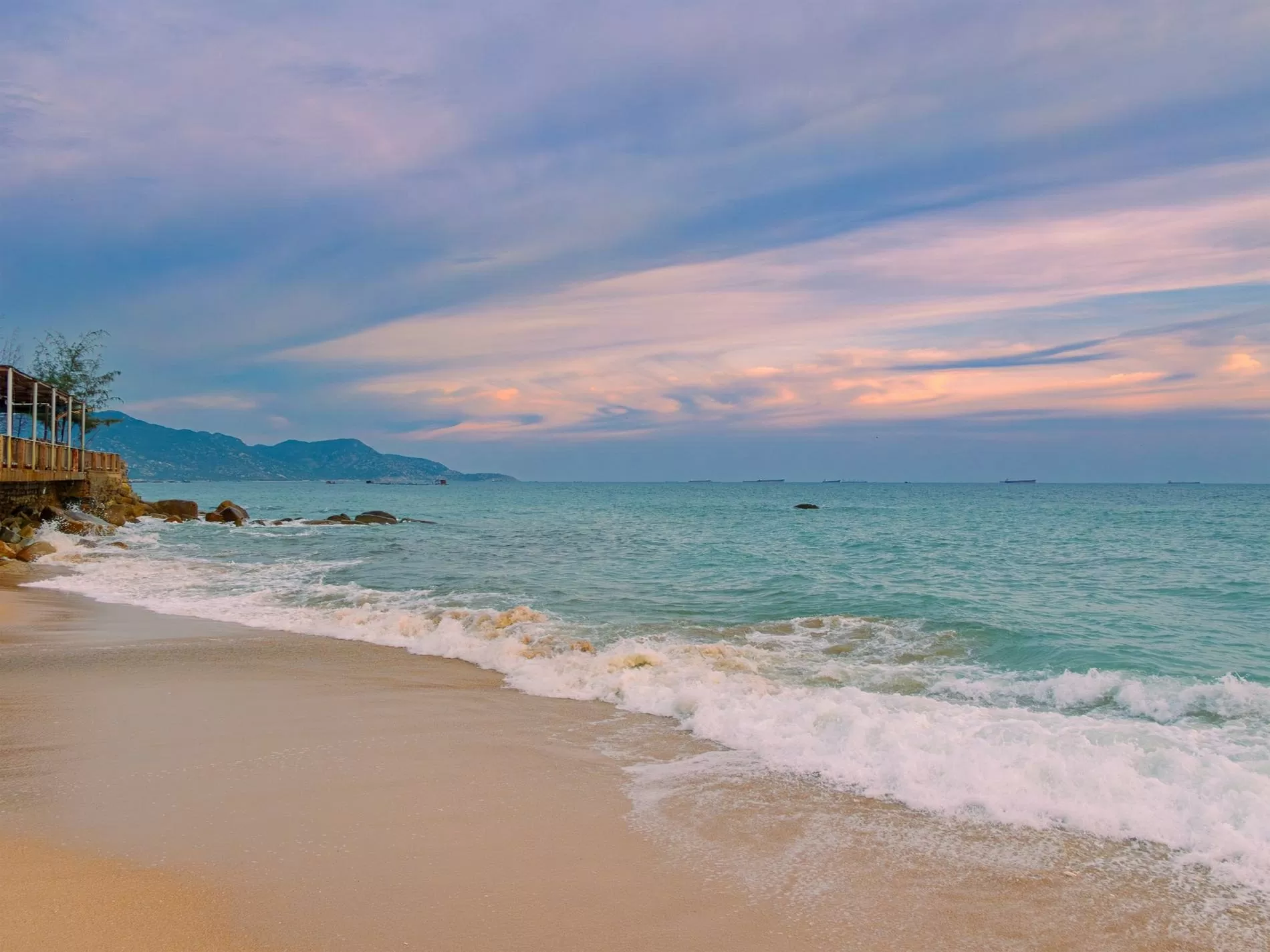 Bãi biển hoang sơ ở miền Trung giúp bạn trốn nóng Hè này