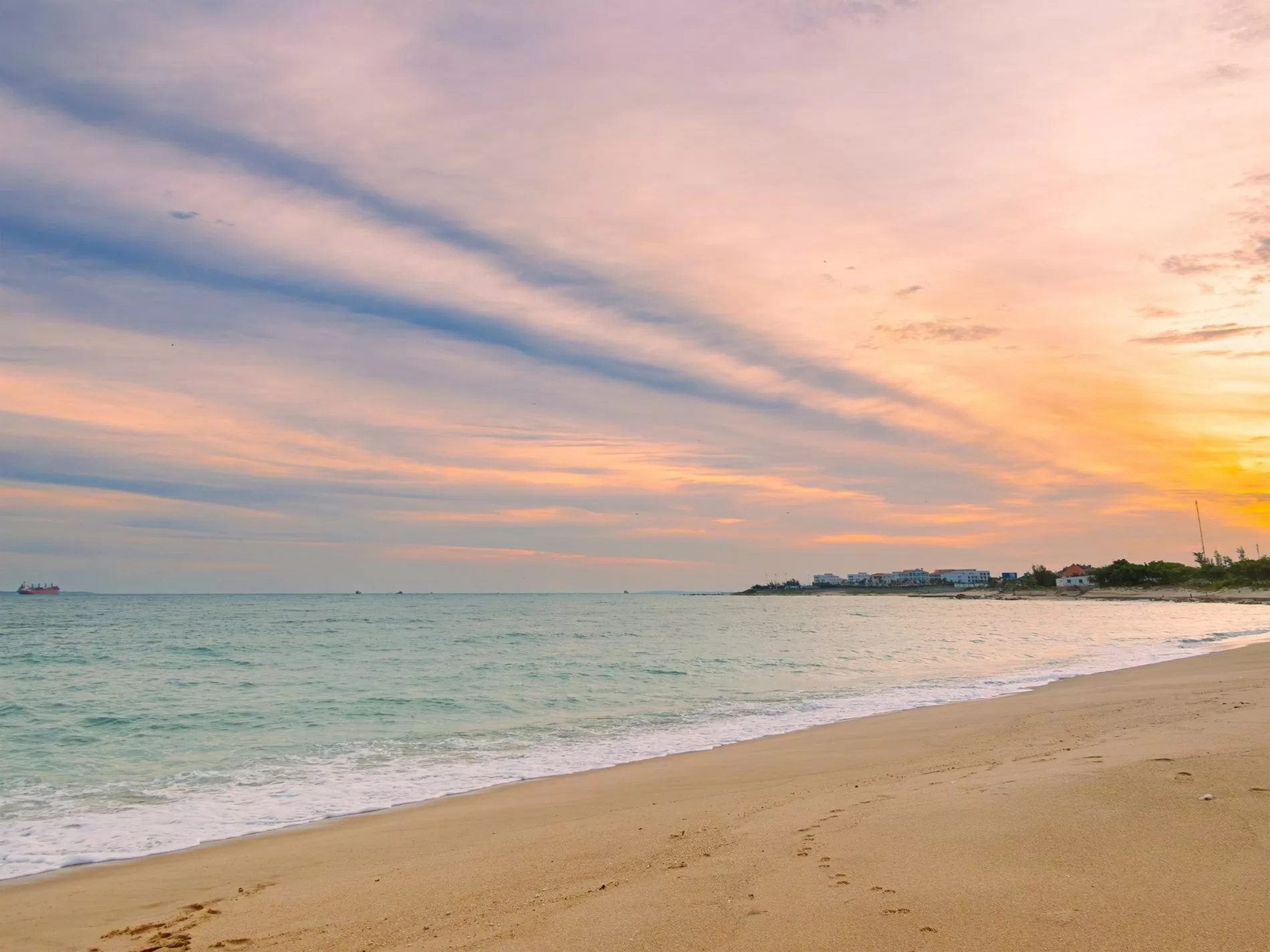 Bãi biển hoang sơ ở miền Trung giúp bạn trốn nóng Hè này