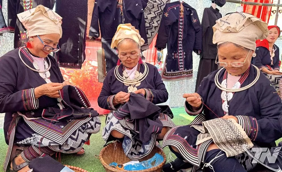 Gìn giữ trang phục truyền thống dân tộc Dao Tiền ở Bản Bung, Thái Nguyên