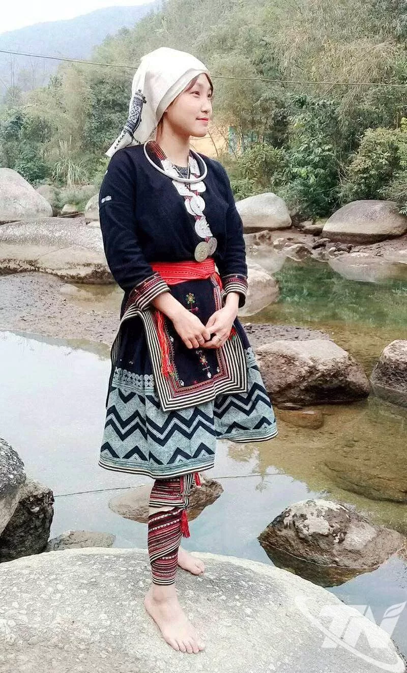 Cô gái Dao Tiền như bông hoa rừng trong trang phục truyền thống. Cô gái Dao Tiền như bông hoa rừng trong trang phục truyền thống.