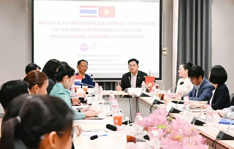 Đoàn công tác Tổng Lãnh sự quán Việt Nam tại Khon Kaen (Thái Lan) làm việc với trường Đại học Hoàng Gia Ubon Ratchathani. (Ảnh: Khánh Ly/Vietnam+)