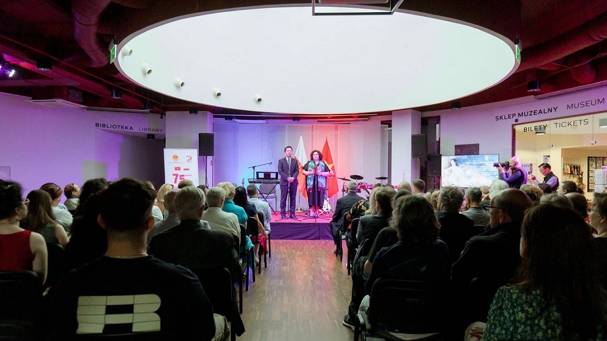 Đại sứ quán Việt Nam tại Ba Lan tổ chức triển lãm tranh nhân kỷ niệm 75 năm thiết lập quan hệ ngoại giao