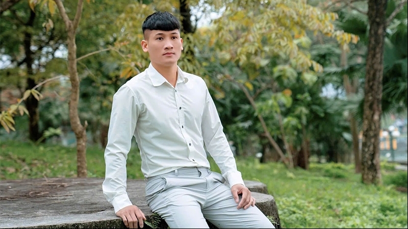 Hoạ sĩ Dương Xuân Quyền: Triển lãm 'Những chiếc lông công' - ba chất liệu, ba giọng nói