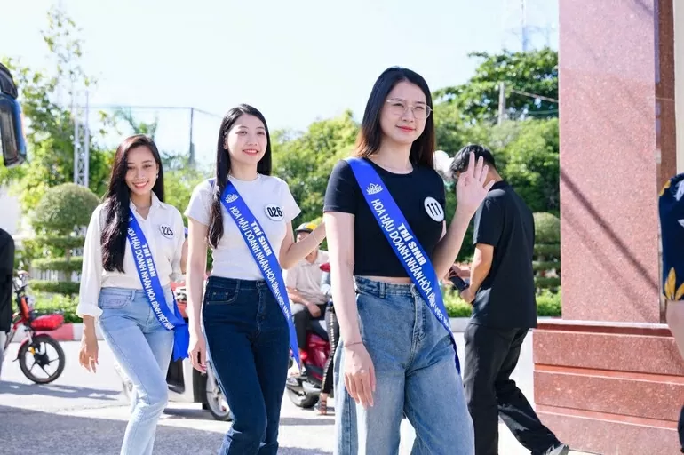 Hoa hậu Doanh nhân Hòa bình Việt Nam chắp cánh giấc mơ cho học sinh nghèo